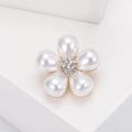 Elegante spilla a fiore con perle e base dorata decorata con cristalli per donne - Oro