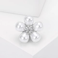 Elegante spilla a fiore argento con petali di perla bianca e centro di cristallo lucido - Argento