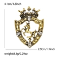 Details van vintage gouden schildbroche 4,1 cm x 2,9 cm met kroon en eenhoornmotief - Goud