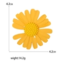 Lebhafte gelbe Gänseblümchen-Brosche in 4.2cm Größe mit Blütenblättern und Harzstruktur - Gelb