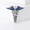 Spilla caduceo classica in argento con ali in smalto blu su piedistallo bianco minimalista - Blu