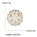 Eleganter Blumen-Anstecknadel aus Goldlegierung mit Perle und Strass, 3,4 cm Durchmesser - Gold
