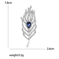 Elegante spilla a piuma argentata con cristalli bianchi e pendente in gemma blu a goccia - Forma di Piuma (Argento) / Argento