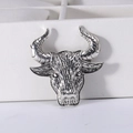 Dettaglio della spilla a testa di toro in argento vintage con trama metallica e finitura antica - Argento Antico