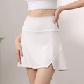 Weiße Tennis-Skort mit hoher Taille und Seitenschlitz aus atmungsaktivem Stretch-Stoff - S / Weiß