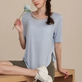 T-shirt de yoga bleu clair avec encolure croisée et fente latérale en tissu léger - M / Bleu