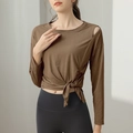 Top yoga marrone scuro a maniche lunghe con nodo laterale e dettaglio spalla scoperta - S / Cacao