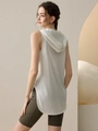 Top sportivo bianco con cappuccio da donna e pantaloncini da fitness verde oliva - S / Bianco