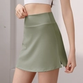 Damen Tennisrock in Salbeigrün aus Nylon mit hoher Taille und seitlichem Schlitz - S / Armeegrün