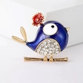 Detailansicht der Vogelbrosche mit blauer Emaille und funkelndem Kristallbauch - Blau