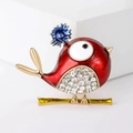 Detailaufnahme der roten Emaille-Vogelbrosche mit blauer Blume und funkelnden Strasssteinen - Rot