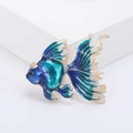 Elegante broche de pez dorado en aleación con esmalte verde azulado sobre base blanca - Azul Claro (1686)