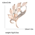 Elegante broche floral en oro rosa con piedras ojo de gato rosas y brillantes cristales - Dorado (MM-BR-1746)