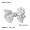 Vue détaillée de la broche nœud avec strass et perles, taille 4,9cm sur 5,5cm - Nœud (1754-SL) / Argenté