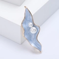 Spilla elegante a foglia in smalto celeste con due perle bianche e rifiniture dorate - Blu
