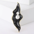 Elegante spilla vintage a foglia con smalto marmorizzato nero e perle bianche in oro - Nero