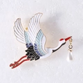 Spilla elegante a forma di gru con ali in smalto blu e ciondolo con perla bianca - Bianco
