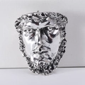 Vista macro di spilla a busto romano in argento con dettagliate sculture classiche - Argento