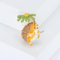 Niedliche Emaille-Igel-Brosche mit Gänseblümchen-Schirm und poliertem Metall-Finish - Grünes Gänseblümchen Igel (MM-BR-绿色-1581-GN)