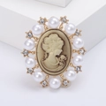 Broche de camafeo vintage con silueta femenina, perlas blancas y cristales brillantes - Dorado