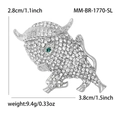 Broche de toro plateado brillante con pavé de strass y detalles de piedra verde - Estilo Toro (MM-BR-1770-SL) / Plateado