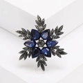 Broche flocon de neige en cristal bleu avec finition argent vintage sur socle blanc - Bleu (MM-BR-1728)