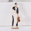 Spilla artistica scultura del viaggiatore in lega d'oro con design torso incavo - Nero
