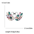 Vue détaillée de la broche cygne aux cristaux colorés avec dimensions de 4,1 cm de large - Multicolore