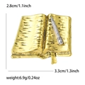 Makro-Detail der Retro-Legierung Buchbrosche mit Bleistift und Maßen 2,8 cm x 3,3 cm - Gold