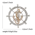 Spilla nautica con timone e ancora bicolore e cristalli, diametro di 4,2 cm - Base Argento
