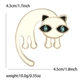 Dettaglio dimensioni spilla a gatto 4,3x4,5cm e peso 10g su sfondo bianco puro - Bianco 1626-WH