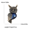 Vintage gold owl brooch with blue crystal and rhinestones measuring 4.6cm in height - Blue Gemstone Style (MM-BR-0510) / Blue