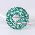 Dettaglio di una spilla floreale argento con pietre verde smeraldo e pavé di cristalli - Verde (MM-BR-1885-绿色-GN)