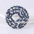 Dettaglio della spilla in cristallo blu scuro taglio marquise con accenti di strass lucidi - Blu (MM-BR-1885-蓝色-BL)