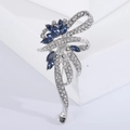 Eleganter silberner Schleifen-Anstecker mit blauen Kristallen und Strasssteinen - Silber