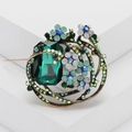 Broche floral vintage con cristal verde esmeralda y diamantes de imitación en bronce - Verde