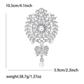 Dettaglio della spilla di lusso con strass e ciondolo di perla, 10,5 cm per 5,9 cm - Argento