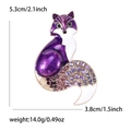 Detail van de vossenbroche met 5,3 cm hoogte en 3,8 cm breedte met paars email en kristallen - Paarse Vos Stijl