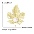 Gouden esdoornblad broche met parel, luxe speld van 5,4 cm voor winterse kostuums en elegante jurken - Goud