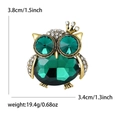 Dettaglio della spilla a gufo in cristallo con dimensioni di 3,8 cm di altezza e 3,4 cm - Verde 1800-GN / Verde