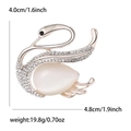 Elegante gouden zwaan speld met witte opaal en strass, maat 4,8cm bij 4,0cm - Goud