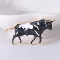 Macro spilla a forma di toro con dettagli in smalto bianco e nero e bordi dorati - Grigio