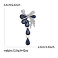 Elegante broche de lazo plateado con cristales de gota azules y strass brillantes - Plateado (1901-SL)