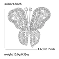 Makroaufnahme zeigt Maße 4,6cm x 4,4cm einer Strass-Schmetterlingsbrosche Schmuckstück - Silber