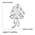 Detalle de las dimensiones del broche ramo de diamantes: 6,2 cm de alto y 3,9 cm de ancho - Plateado