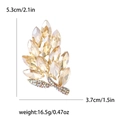 Elegante spilla a foglia dorata con cristalli champagne e dimensioni indicate - Champagne