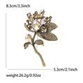 Dettaglio macro di spilla a fiore oro vintage con cristalli e dimensioni - Floreale Vintage (MM-BR-2092-BR) / Oro Antico Caffè
