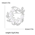 Eleganter Perlenkranz Brosche mit silbernen Blättern und Kristallen, 4,4 cm x 4,2 cm - Kranz-Stil (2086) / Silber
