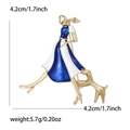 Broche de esmalte con diseño de niña paseando a un perro, mide 4,2cm por 4,2cm fondo blanco - Azul (MM-BR-2081)