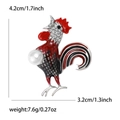 Detalle del broche de gallo con esmalte rojo, perla blanca y medidas detalladas - Rojo (MM-BR-2082 Rojo)